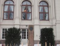 Utenfor Oslo Militære Samfund, mot Myntgata, står et minnesmerke over Øyvinn Øi, den første offiseren som falt 9. april 1940. Foto: Stig Rune Pedersen