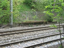 Stasjonsområdet idag med rester etter plattformen for reisende mot Stabekk/Sandvika Foto: Punkmorten (2009).