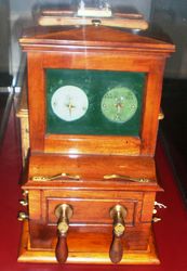 Nåletelegrafen som ble brukt da landets første telegram 19.desember 1853 ble sendt fra bomvokterstuen i Sagdalen.