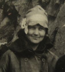 Martha er godt påkledd for en kjøretur i åpen bil, i 1928. Foto: Ukjent