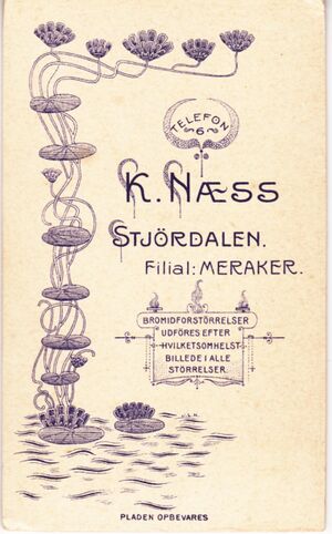 Næss, Konrad sin logo - bak foto av Paul Benum.jpg