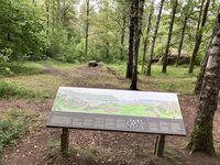 Informasjonsskilt i skogholtet på Sjøskogen, Vinterbro i Ås. Foto: Siri Iversen (2022).