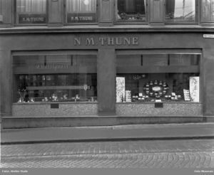 N.M. Thune gullsmed fasade Karl Johan 1959 OB.R09710b.jpg