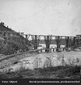 Bru over Nidelva ved Sluppen under bygging 1858-63.