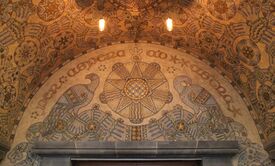 Vegg-/takmaleri ovenfor inngangen til biblioteket i Hovedbygningen på campus NTNU Gløshaugen (tidligere NTH) Foto: Kjersti Lie (2010).