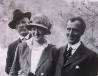Diplomaten Wilhelm Thorleif von Munthe af Morgenstierne (1887-1963) - til høyre - fotografert i 1918 sammen med Fridtjof Nansen og hans datter, Liv. Foto: Nasjonalbiblioteket/Fridtjof Nansen bildearkiv (nansen/2a048) .