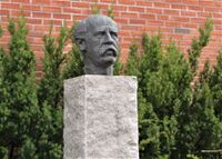 Byste av Nansen ved Vinderen skole. Den ble gitt til Aars og Voss skole i 1948, men ble flyttet til Vinderen i 1974. Foto: Stig Rune Pedersen