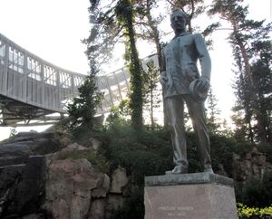 Nansen statue Holmenkollen.jpg