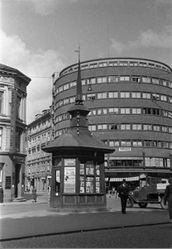 Narvesenkiosken på Lilletorget i Oslo. Foto: Ukjent / Oslo Museum (1938).