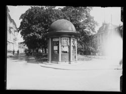 Narvesenkiosken på Solli plass i Oslo. Foto: Narve Skarpmoen (omkr. 1915–1930).