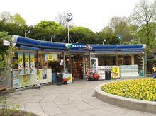 Narvesenkiosken mellom jernbanens og t-banens innganger på Johanne Dybwads plass.