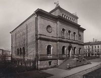 Motiv fra 1880-tallet: Nasjonalgalleriet, første byggetrinn (midtbygningen). Foto: Olaf Martin Peder Væring (1885).