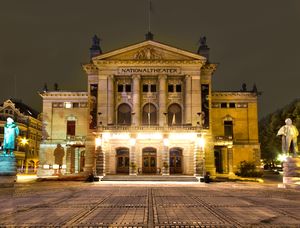 Nationaltheatret Oslo Front at Night.jpg