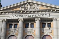 188. Nationaltheatret i Oslo fasadedetalj.JPG