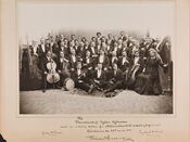 Nasjonaltheatrets orkester, med Johan Halvorsen sittende på midten. Foto: Jens Carl Frederik Hilfling-Rasmussen/Nasjonalbiblioteket (1905).