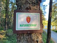Skilt som viser grense for naturreservat. Svartskog i Nordre Follo kommune.