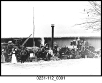 102. Nedre Riis Tresking og høypressing med lokomobil 1912.png
