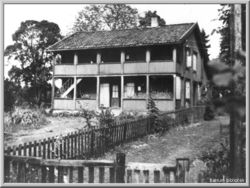 «Gamlestua», hovedbygningen på Nedre Voll, oppført på 1600-tallet, revet i 1980. Foto: Henry Arthur Herstrøm/Bærum bibliotek (1944).