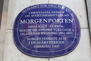Nedre Vollgate 8 i Oslo blå plakett.JPG