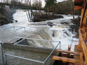 Nedre møllefoss mot øvre møllefoss.jpg