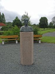 Støtten som står ved Grinimuseet. Foto: Budstikka