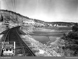 Innkjøring til Nelaug - stasjonen i bakgrunnen. Høegh-Omdal/NJM