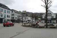 Motiv fra Nesgata, hovedgata gjennom Liknes. Foto: Chris Nyborg (2019).