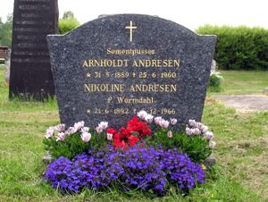 Nesodden kirke, gravminne Sementpusser Arnholdt Andresen.JPG