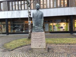 Niels Ødegaard på sokkel.jpg