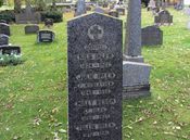 Gravminne, admiral Nils Ihlen og kona, dyrevernforkjemper Julie Ihlen. Foto: Stig Rune Pedersen .