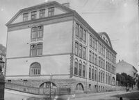 Skolebygningen i Niels Juels gate, mellom 1899 og 1930. Foto: Narve Skarpmoen .