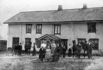 Nitteberg. Alle samlet på tunet under slåtten..jpg