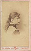 Eva Sars, omkring sytten år gammel. Foto: Joh. Thorsen (1875).