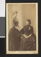 Eva Sars (til venstre) og søstera Mally Lammers. Foto: Ludwik Szacinski De Ravicz (1885).