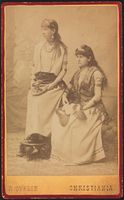Eva Sars (til høyre) og søstera Mally Lammers. Foto: R. Ovesen (1881).