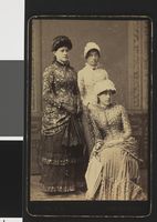 Eva Nansen (til venstre) med Kristine Heftye og Maria Heftye (sittende). Foto: L. Abel & Co. (1882).