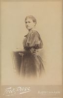 Eva Nansen (f. Sars), portrettert av Fred Riise, Amagertorv 6. Bildet ble tatt i 1889, samme år som hun gifta seg med Fridtjof Nansen. Foto: Nasjonalbiblioteket