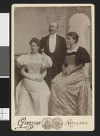Eva Nansen (t.h.) med søstera Mally Lammers og svogeren Thorvald Lammers. Foto: Christian Gihbsson (1898).