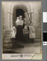 Familien Nansen på Polhøgda. Fra venstre Irmelin, Odd (på mors arm), Kåre og Liv. Foto: Ludwik Szacinski De Ravicz (1902).