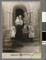 Familien Nansen på Polhøgda. Fra venstre Irmelin, Odd (på mors arm), Kåre og Liv. Foto: Ludwik Szacinski De Ravicz (1902).