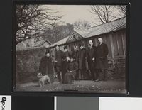 Ekteparet Nansen med venner. Eva Nansen er nummer tre fra venstre. Foto: Ukjent / Nasjonalbiblioteket (1897).