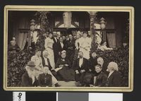 Familien Sars med venner. Eva Nansen er nummer fire fra høyre foran i bildet; Fridtjof Nansen til høyre for henne. Foto: Ukjent / Nasjonalbiblioteket (1891).