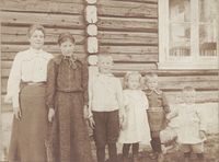 Eva Nansen med barna på Sørkje. Fra venstre Eva Nansen, Liv, Kåre, Irmelin, Åsmund og Odd. Foto: Ukjent / Nasjonalbiblioteket (1904).