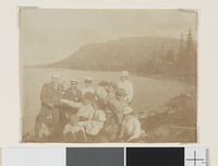 Eva Nansen (peker) sammen med venner ved Sørkjevannet. Foto: Ukjent / Nasjonalbiblioteket (1900).