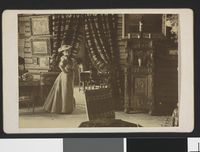 Eva Nansen i stua på Godthaab. Foto: Fridtjof Nansen (1897).