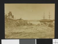 Eva Nansen med dattera Liv utafor Godthaab. Foto: Fridtjof Nansen (1897).