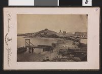 Utsikt over Nuuk, i forgrunnen brygga med varer og mennesker.