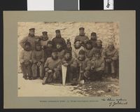 Inuittarbeidere med snekkerverktøy, i midten Gustav Baumann.