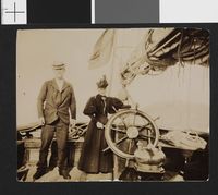 Eva Nansen ved roret på George Baden-Powells yacht «Otaria», sammen med Fridtjof Nansen. Foto: Ukjent / Nasjonalbiblioteket (1896).