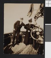 Eva Nansen ved roret på George Baden-Powells yacht «Otaria», sammen med Fridtjof Nansen. Foto: Ukjent / Nasjonalbiblioteket (1896).